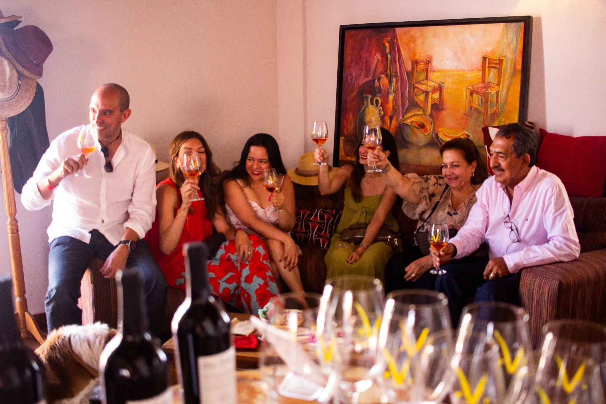 personas disfrutando de un vino