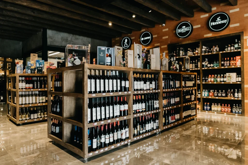 Interior de Cava Sautto resaltando sus botellas de vino.