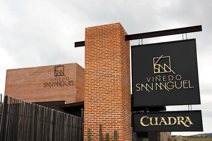 Exterior comercial del viñedo San Miguel.