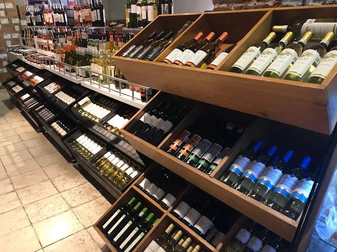 Interior cava Cavalico Fine Liquor's San Miguel de Allende.