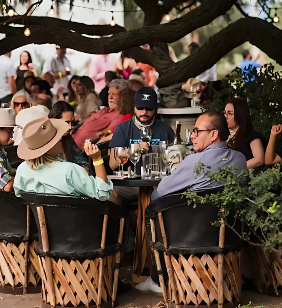 grupo de personas en un restaurante en un viñedo