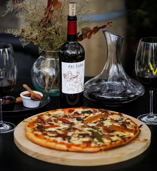 botella de vino con una pizza