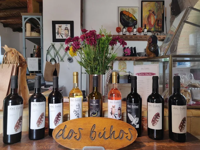 Vinos Dos Búhos expandidos sobre una mesa.