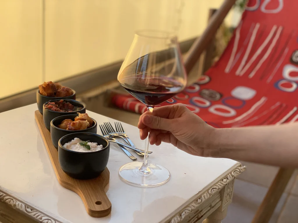 Maridaje de vino mediterráneo, con humus y camarones.