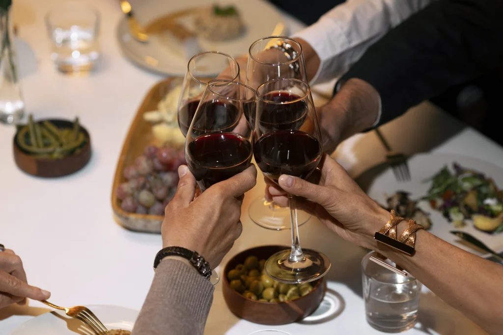 Grupo de amigos disfrutan un maridaje de vino perfecto.