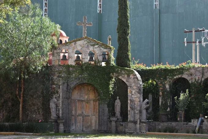 Exterior del viñedo Toyan, con acabados de piedra y esculturas en la entrada.