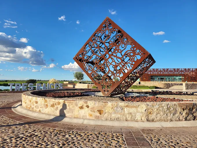 Entrada principal del viñedo Tres Raíces.