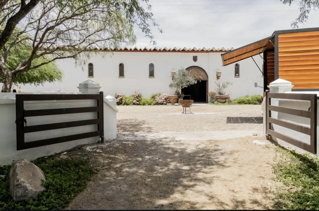 Viñedo Dos Búhos, entrada: el perfecto lugar para organizar eventos en viñedos.