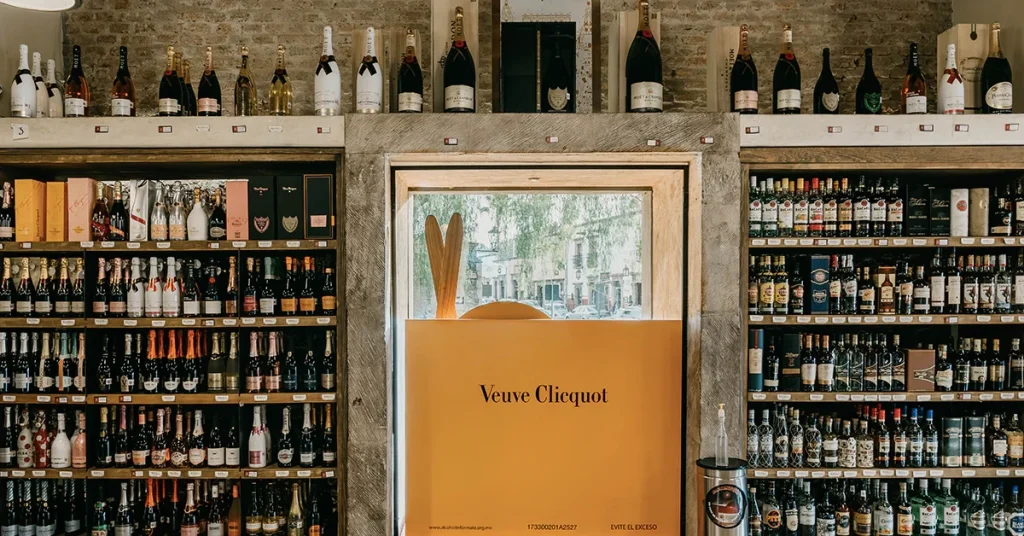 Interior de una tienda de vino.