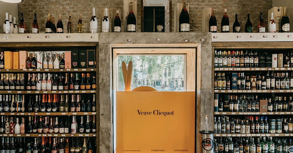 Interior de una tienda de vino.