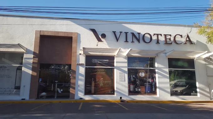 Exterior de cava Vinoteca en San Miguel de Allende.