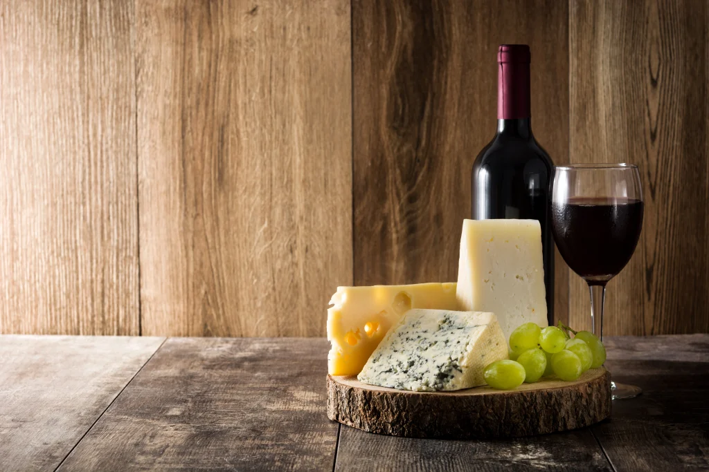 Maridaje de quesos y vino servido.