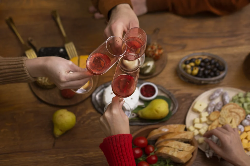 Ángulo desde arriba de gente haciendo un brindis.