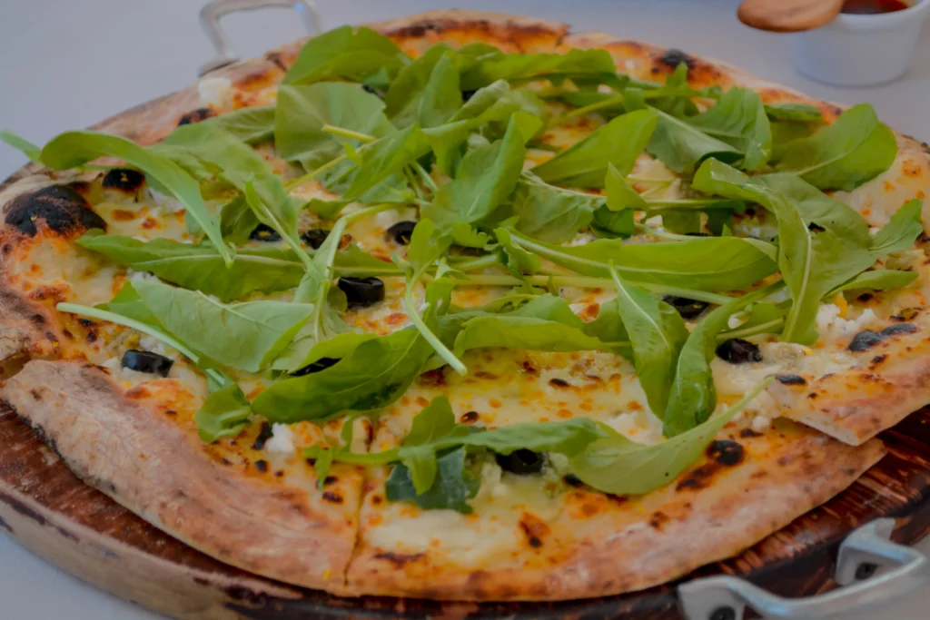 pizza con vegetales en la mesa