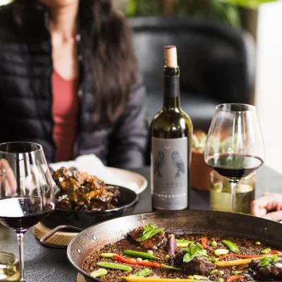 comida en un viñedo en san miguel de allende